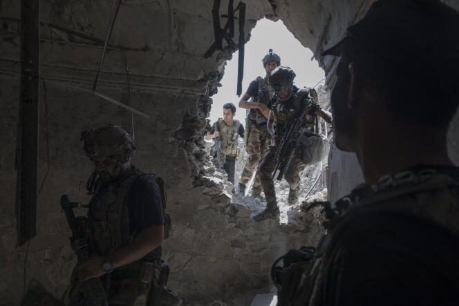 Les forces spéciales irakiennes combattent pour reprendre le contrôle des derniers quartiers de Mossoul encore aux mains de l’EI, le 9 juillet.