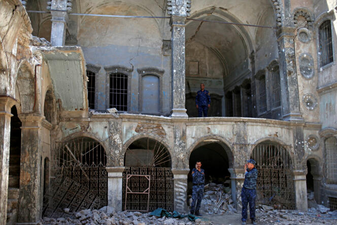 Des membres de la police fédérale irakienne, dans les ruines d’une église de la vieille ville de Mossoul, le 28 juin.