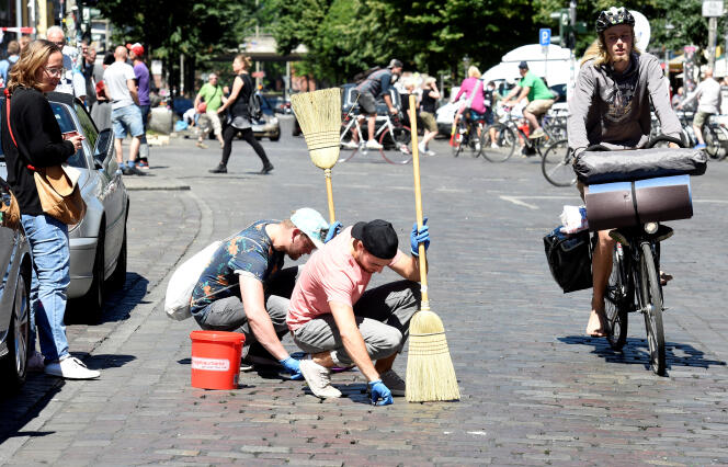 En début d’après-midi le 9 juillet, l’ambiance avait complètement changé dans le quartier Schanzeviertel, à Hambourg, les manifestants ayant laissé la place aux citoyens, descendus dans la rue pour nettoyer leur ville.