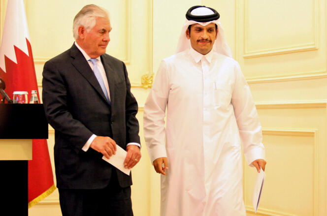 Le ministre des affaires étrangères qatari, Mohammed Ben Abdulrahman Al-Thani, et le secrétaire d’Etat américain, Rex Tillerson, le 11 juillet à Doha.