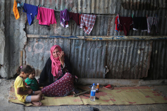 Une femme palestinienne et ses petits-enfants dans leur maison du camp de réfugués de Khan Younès, dans le sud de la bande de Gaza, le 11 juillet.
