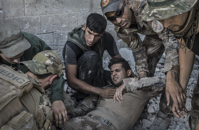 Un soldat des forces spéciales irakiennes blessé par un tir de sniper, à Mossoul (Irak), le 10 juillet.