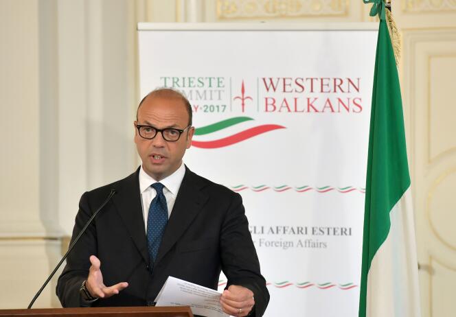 Le ministre des affaires étrangères italien, Angelino Alfano, lors d’une conférence de presse, avant le sommet des Balkans à Trieste, le 11 juillet.