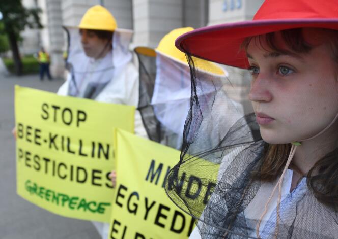« Le conventionnel chimique productiviste est une agriculture dominatrice, prédatrice  » (Membres de Geenpeace manifestant contre les pesticides tueurs d’abeilles à Budapest, Hongrie, le 11 juillet).