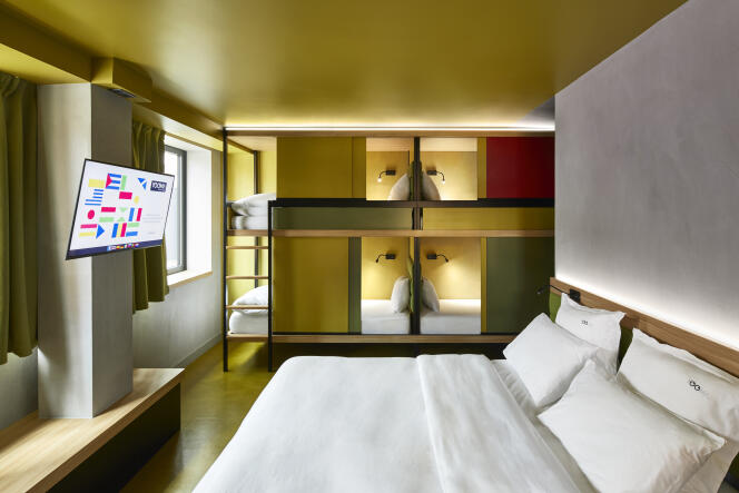 Lits doubles et lits superposés cachés derrière des parois coulissantes permettent de loger jusqu’à six personnes dans une chambre.