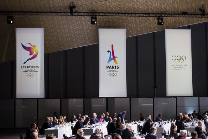 Bannières des candidatures de Los Angeles, Paris et du Comité international olympique, à Lausanne, le 11 juillet.