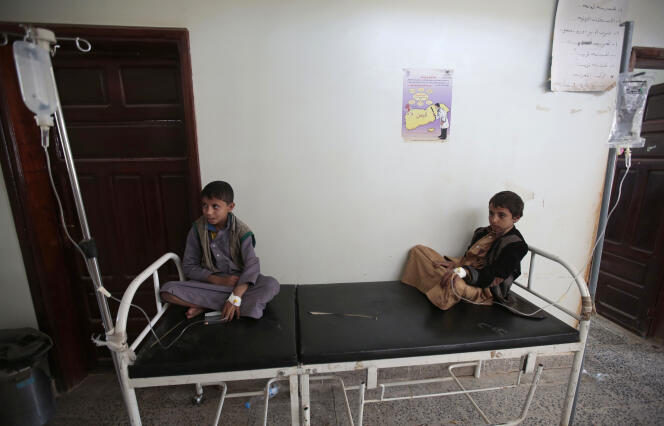Deux garçons suspectés d’avoir le choléra à l’hôpital de Sanaa en juillet 2017.