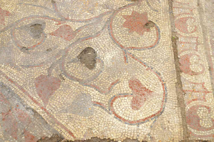 De nombreuses mosaïques intègrent des motifs floraux que les archéologues rattachent à un style dit « aquitain » qui s’est développé dans le sud-ouest de la Gaule à la fin de l’Antiquité.