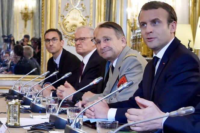 Le président de la République, Emmanuel Macron, et le chef d’état-major, le général Pierre de Villiers, côte à côte lors d’une réunion avec le président des Etats-Unis, Donald Trump, à l’Elysée, le 13 juillet.
