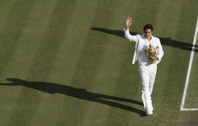 Roger Federer avec son trophée, en 2007.