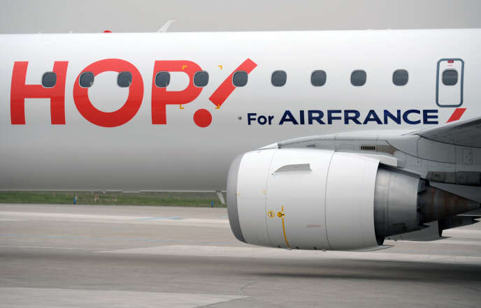 Un appareil opéré par Hop!, la filiale régionale d’Air France sur le tarmac de l’aéroport Paris-Orly.
