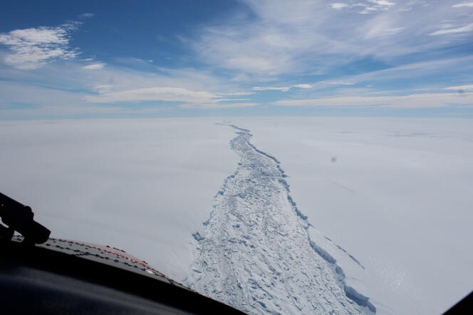 Capture d’une video, fournie le British Antarctic Survey, montrant une longue fissure en formation sur la barrière de glace Larsen C, en février.