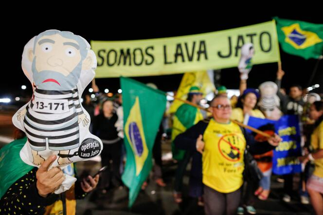Des manifestants saluent la condamnation de Lula dans les rues de Brasilia, le 12 juillet.