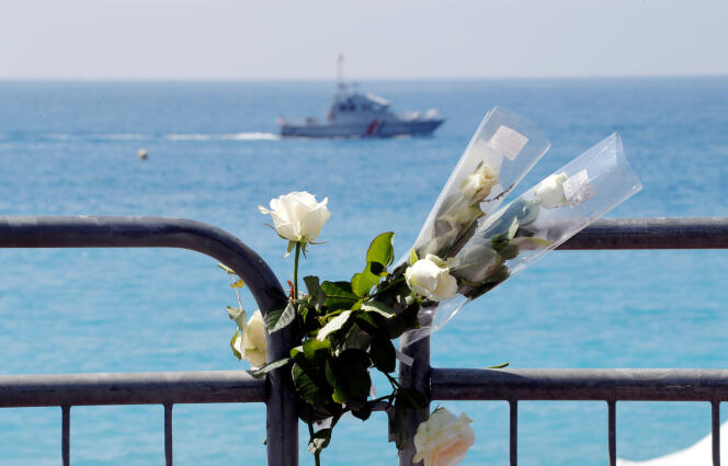 Un bouquet de fleurs posé devant la promenade des Anglais, le 14 juillet, pour l’anniversaire de l’attentat de Nice.
