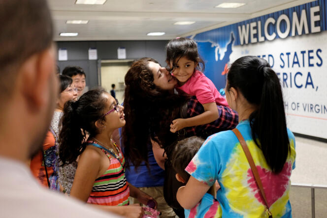 Un juge fédéral a décidé jeudi que le décret anti-immigration ne pouvait interdire les grand-parents et petits-enfants de citoyens américains d’entrer aux Etats-Unis. Washington Dulles International Airport, le 14 juillet.