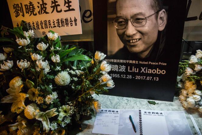 Le livre de condoléances à la mémoire de Liu Xiaobo, installé à l’extérieur du Bureau de liaison chinois à Hongkong, le 13 juillet 2017.