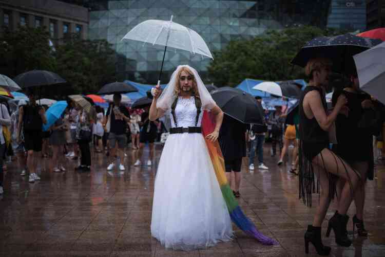 La pluie n’a pas empêché Kevin Kim de célébrer les droits homosexuels, samedi 15 juillet.