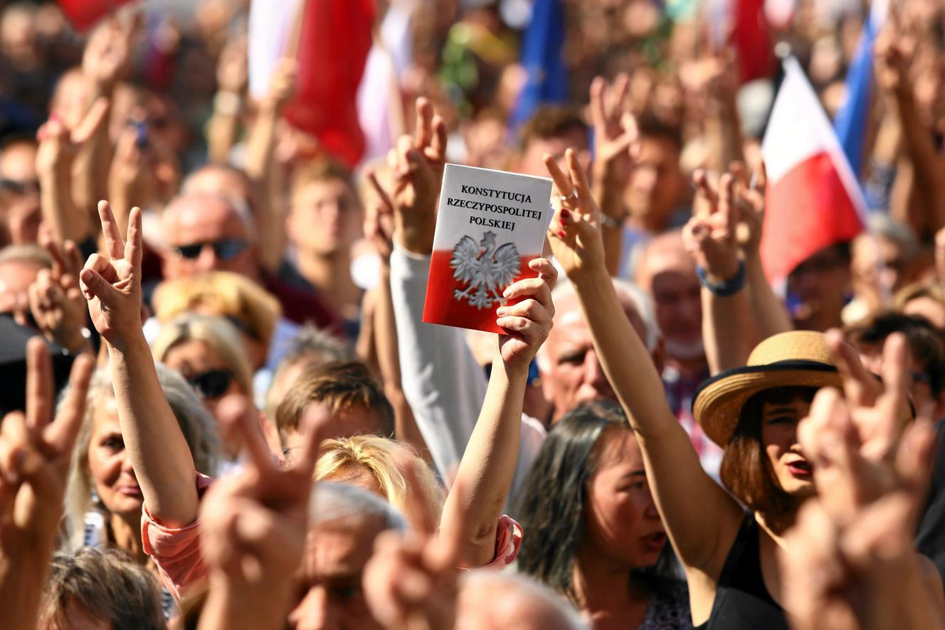 Pologne Des Milliers De Personnes Manifestent Contre Les R formes Du 