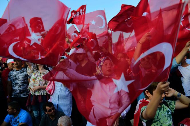 La foule s’est rassemblée sur le pont du Bosphore à l’occasion du premier anniversaire du putsch raté, à Istanbul le 15 juillet.