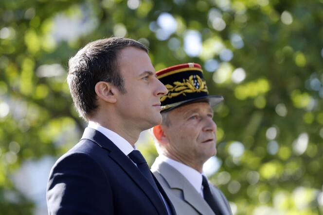 Le président Emmanuel Macron et le chef d’état-major des armées Pierre de Villiers, sur les Champs-Elysées (Paris), le 14 juillet.