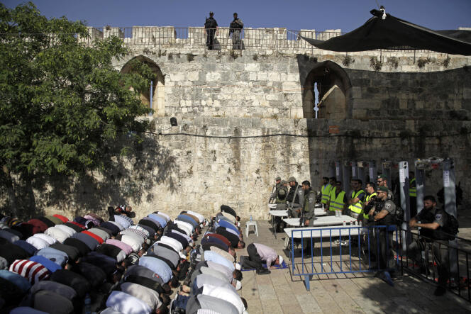 Des musulmans prient à l’extérieur de la mosquée Al-Aqsa, le 16 juillet.
