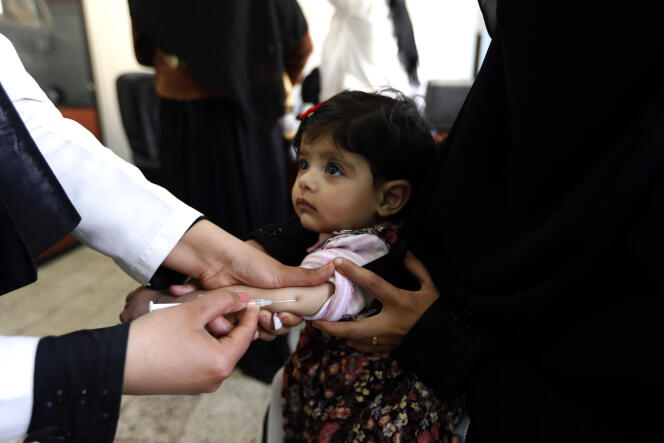 Une jeune Yéménite reçoit une dose de vaccin contre la polio, en février 2017, dans la capitale Sanaa.