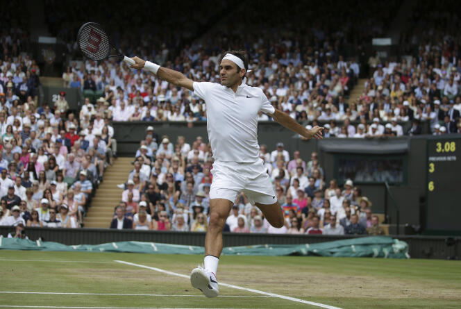 Le joueur suisse Roger Federer joue contre le Croate Marin Cilic la finale du tournoi, à Wimbledon, près de Londres, le 16 juillet.
