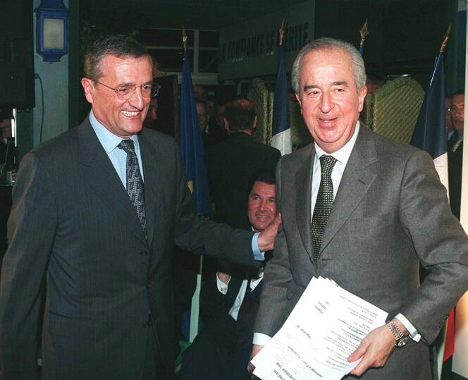 Le président de l'UDF, François Léotard, accompagne vers la tribune l'ancien premier ministre Edouard Balladur, à Antibes le 24 février 1998.