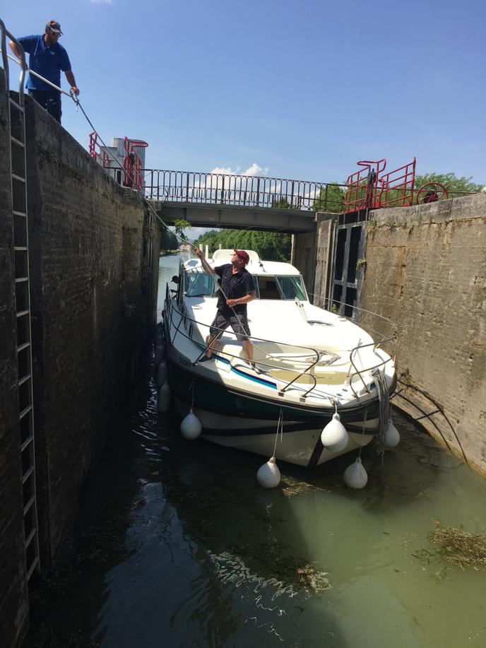 Sur Une Peniche La Croisiere S Amuse Ou Pas