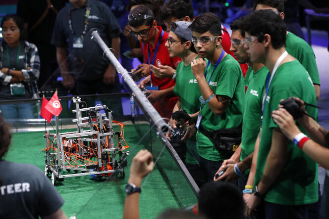 La team Iran participe à la compétition du First Global Robotics Challenge. Ils doivent coopérer avec deux autres équipes pour marquer le plus de points.