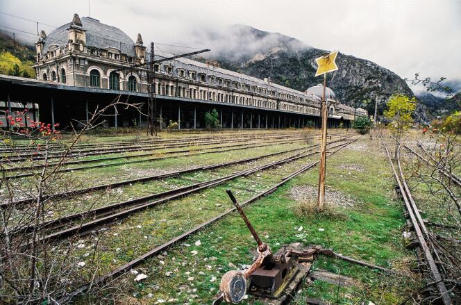 Nichée dans les Pyrénées espagnoles, la ligne Pau-Canfranc a rencontré des avaries techniques jusqu’à un accident fatal, en 1970, qui a entraîné sa fermeture.