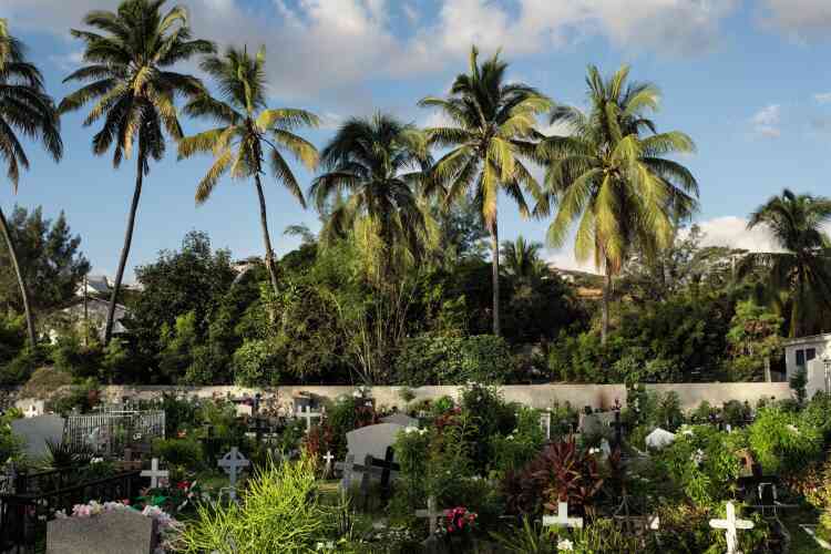 In Reunion, the mixing of populations makes religious cults coexist. While the majority of the population is Christian, a quarter of the inhabitants practice Hinduism. The island also has Muslims and Buddhists. Here, the cemetery of Saint-Gilles.