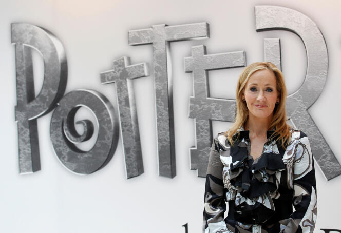 J. K. Rowling a écrit la saga « Harry Potter », et participe à l’écriture du scénario des films « Les Animaux fantastiques ».