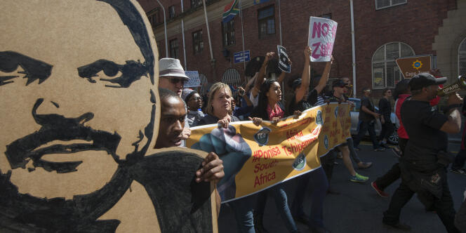 Des manifestants brandissent un portrait d’un des frères Gupta, symbole de la prédation économique en Afrique du Sud, au Cap, le 7 avril 2017.