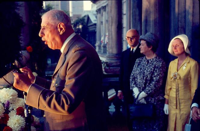 Le général de Gaulle au balcon de l’Hôtel de ville de Montréal, le 24 juillet 1967.