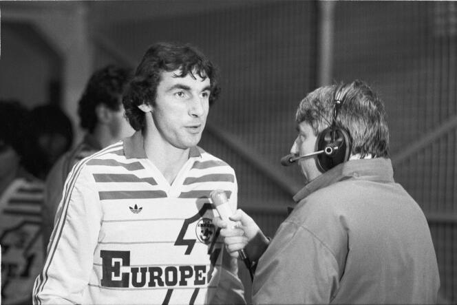 L’ancien joueur Maxime Bossis au micro de Charles Biétry, le 9 novembre 1984, à Nantes.