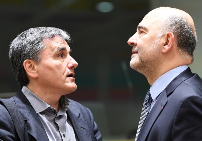 Euclide Tsakalotos, ministre des finances grec et Pierre Moscovici, commissaire européen aux affaires économiques, le 20 mars à Bruxelles.