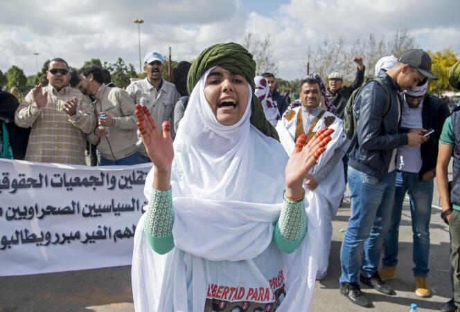 Le 13 mars 2017, devant la cour de Sale, près de Rabat, où s’est déroulé le procès des 25 Sahraouis accusés du « meurtre » de 11 policiers lors du démantèlement du camp de Gdeim Izik en novembre 2010.