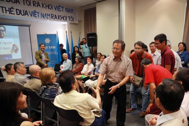 Le dissident franco-vietnamien Pham Minh Hoang (au centre), au Kremlin-Bicêtre (Val-de-Marne), le 25 juin.