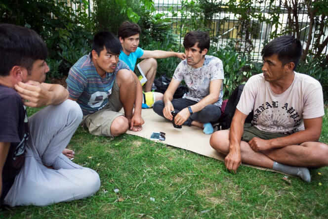 Des réfugiés afghans au Square Villemin, à Paris, le 18 juillet.
