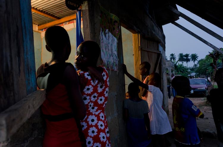 Certaines communautés se sont déchirées lors de guerres meurtrières passées sous silence. Comme à Rumuekpe, à une soixantaine de kilomètres au nord de Port Harcourt. Ce village d’agriculteurs s’est transformé en un champ de bataille au milieu des années 2000.