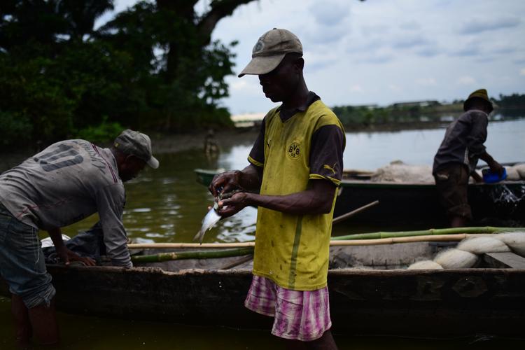 Une trentaine de pêcheurs ont échoué sur ce bout de terre il y a cinq ans, après avoir été expulsés du Cameroun où ils profitaient illégalement d’une mer riche en poissons. « L’eau de pluie qu’on boit, ce qu’on respire, ce qu’on pêche, ce qu’on cultive, tout est toxique », désespèrent ces miséreux qui sortent de l’eau le corps et les vêtements souillés de pétrole.