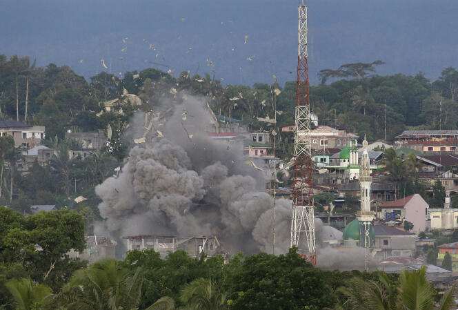 Des combats entre un groupe islamiste et l’armée, à Marawi, aux Philippines, le 9 juin.
