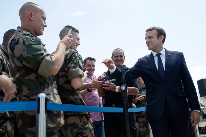A Istres Macron A Hauteur D Homme Parmi Les Militaires