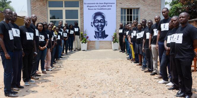 La rédaction d’Iwacu à  Bujumbura en l’honneur de leur collègue journaliste Jean Bigirimana disparu le 22 juillet 2016.
