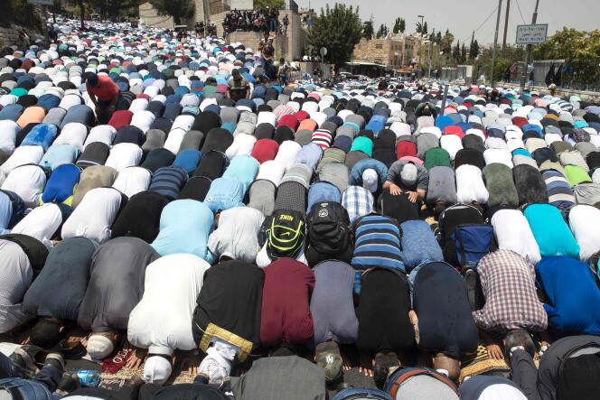 Des fidèles prient dans les rues à l’extérieur de l’enceinte de la vieille ville de Jérusalem, le 21 juillet.