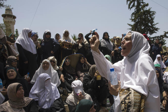 Des femmes palestiniennes crient des slogans devant la porte de Damas, à Jérusalem, le 21 juillet.