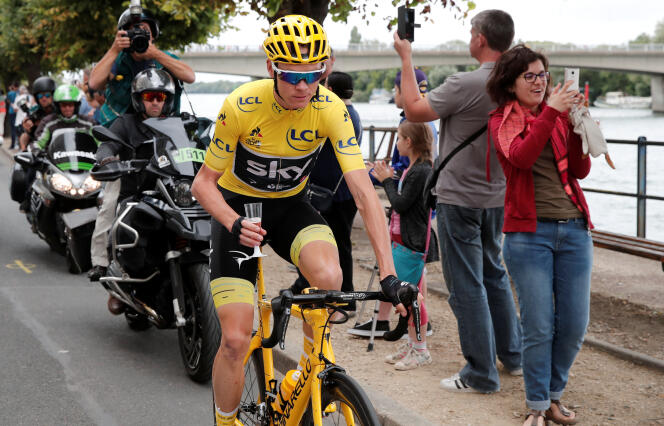 Le maillot jaune Chris Froome, coupe de champagne à la main, après le départ de la 21e et dernière étape du Tour de France.