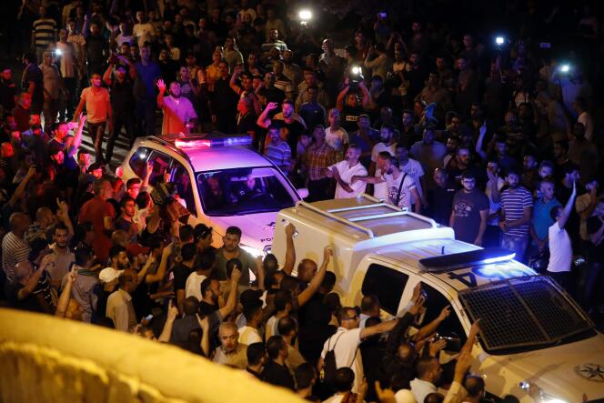 Des manifestants palestiniens tentent de bloquer des véhicules de police israéliens, près de la Porte des Lions, à Jérusalem, le 22 juillet.