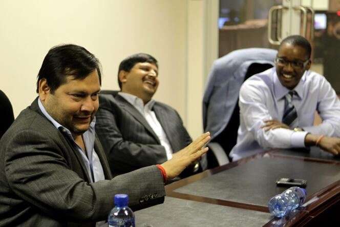 Les frères Ajayet Atul Gupta (à gauche) avec Duduzane Zuma, l’un des fils du président sud-africain,à Johannesburg, le 4  mars  2011.